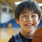 バスケットボールを持つ男の子